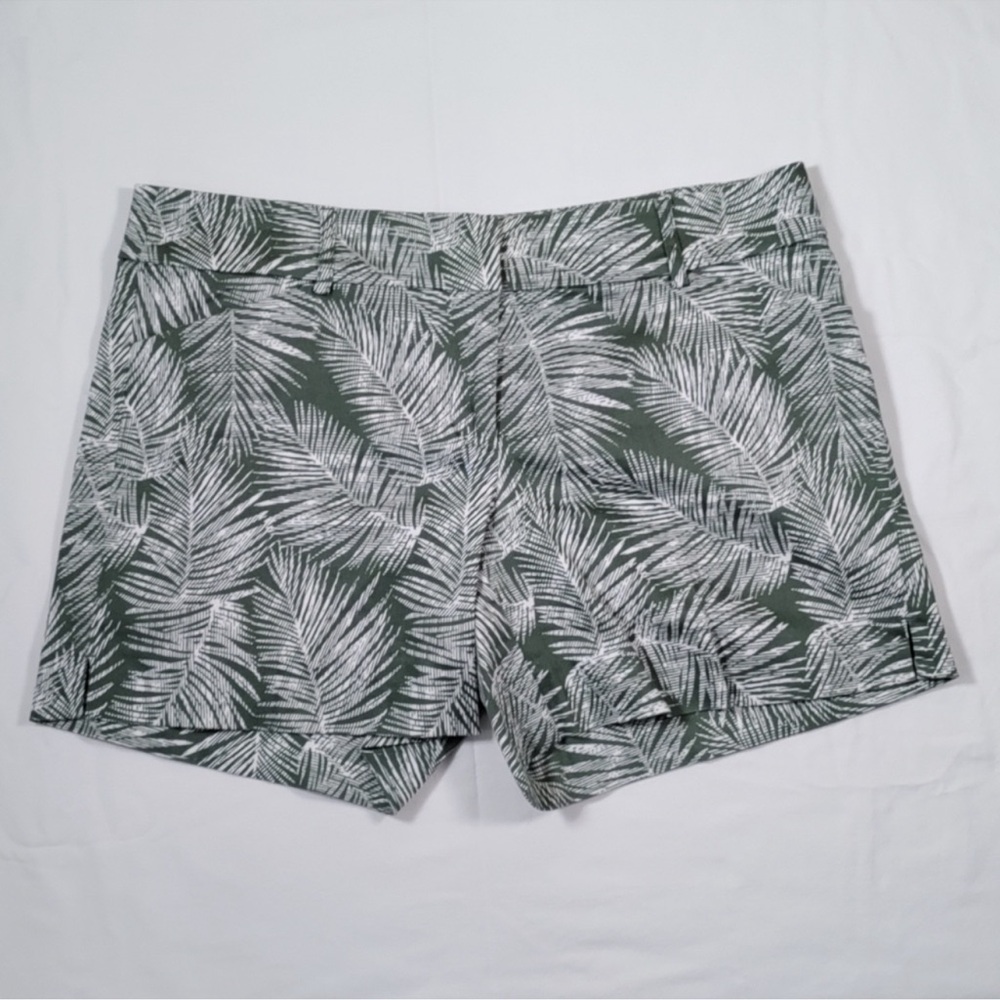 🙂05164 White House Black Market green palm print shorts.